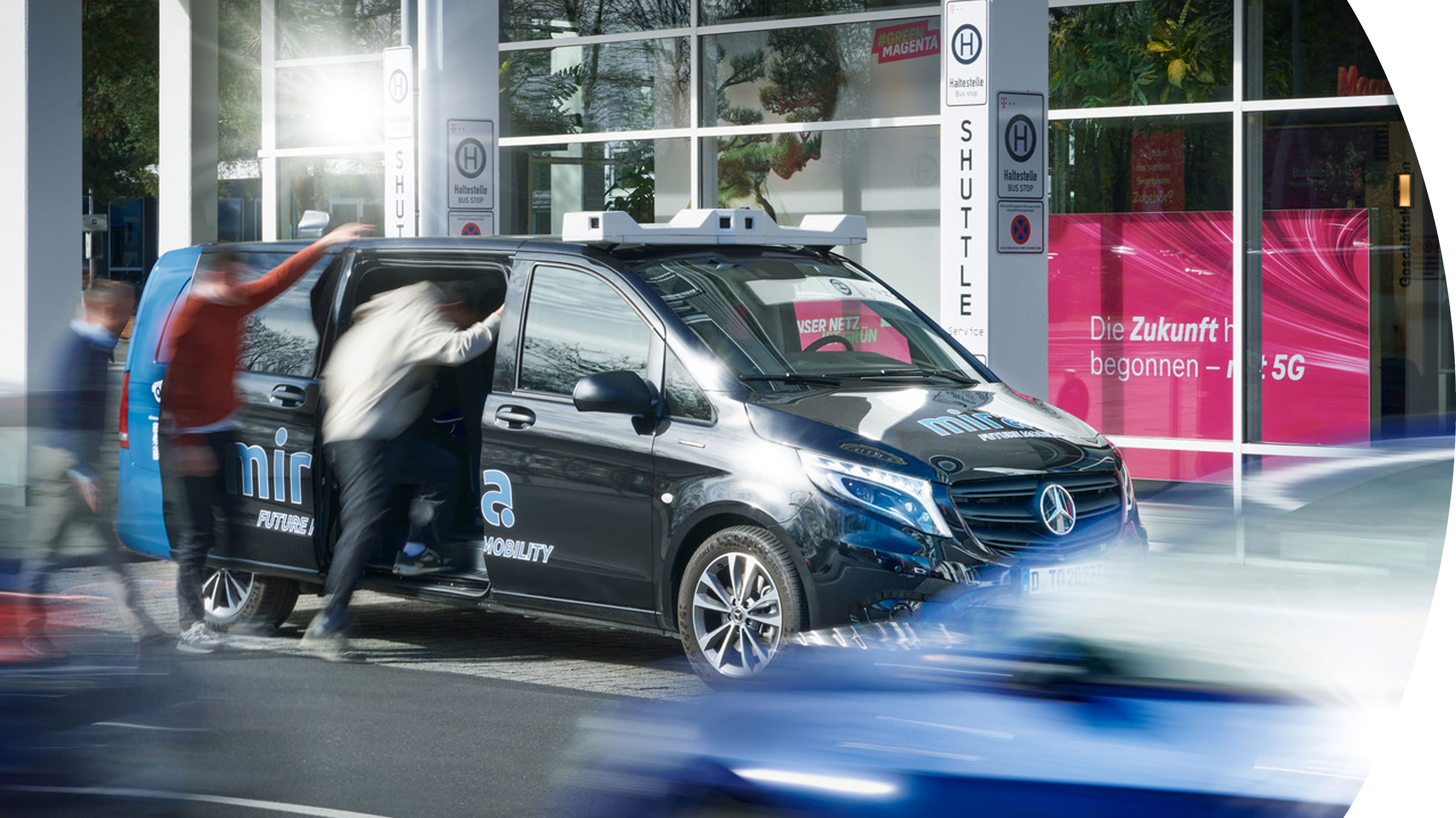 Die Deutsche Telekom AG und die MIRA GmbH haben gemeinsam ein Pilotprojekt zum teleoperierten Fahren gestartet.