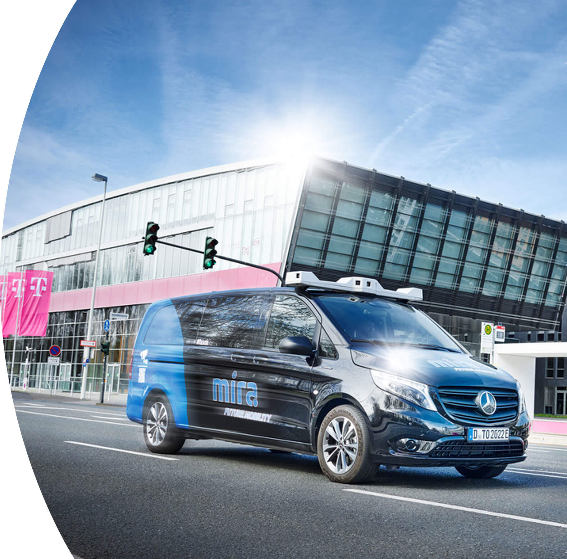 Die Deutsche Telekom AG und die MIRA GmbH haben gemeinsam ein Pilotprojekt zum teleoperierten Fahren gestartet.